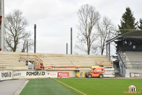 Tribuna s strani igrišča.