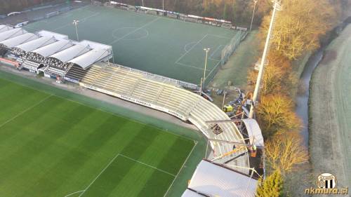 Montaža strehe na severozahodni tribuni.