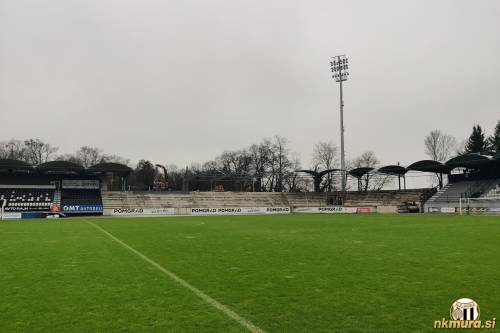 Pogled na novo tribuno.