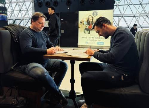 Robert Kuzmič in Ivan Borna Jelić Balta. Podpis pogodbe se je zgodil na letališču.