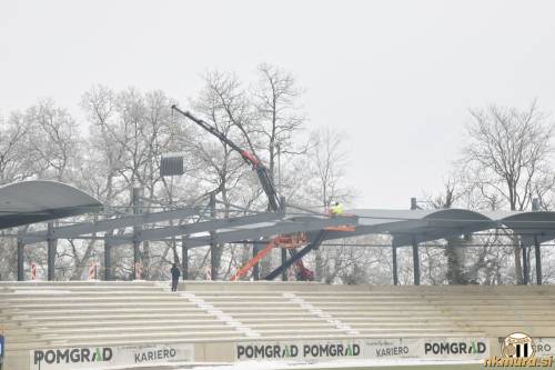 Montaža strehe na severozahodni tribuni.