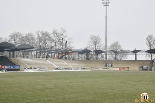 Montaža strehe na severozahodni tribuni.