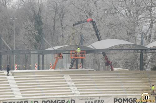 Montaža strehe na severozahodni tribuni.