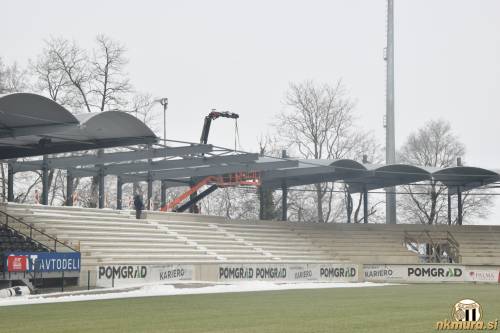 Montaža strehe na severozahodni tribuni.