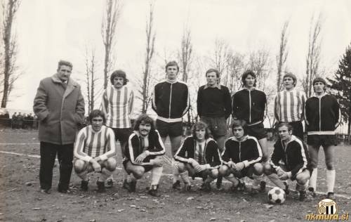 Nogometaši Mure v sezoni 1973/74 v II. zvezni ligi. Stojijo od leve: Stevo Pozder (trener), Vladimir Vlaškalić, Stanko Kopač, Zoran Cirkvenčić, Milivoj Gavrilović, Nikola Škrbić, Jože Husar. Čepijo: Purgaj, Ilija Ivković, Jože Horvat, Drago Posavec, Željko Kranjc.