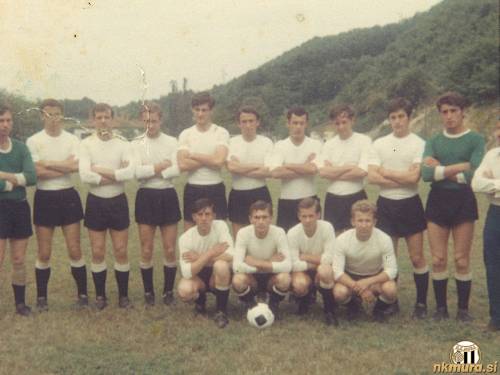 Mura leta 1969. Fotografija je nastala na tekmi Rudar Ljubija : Mura (1. junij 1969). Rudi Bračič, Anton Satler, Štefan Tolić, Stanko Klepec, Vladimir Kukanja, Emil Miloševič, Milan Koblencer, Ludvik Rebrica, Kostja Urek, Alojz Pihler. Čepijo: Štefan Kozar, Zlatko Tkalčec, Jože Karmel, Janez Sečko.