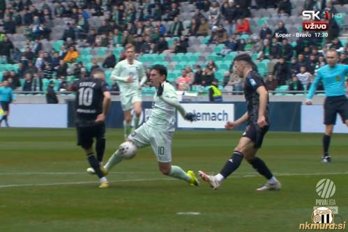 Nino Kouter je spodnesel nogo Dimitarju Mitrovskemu.