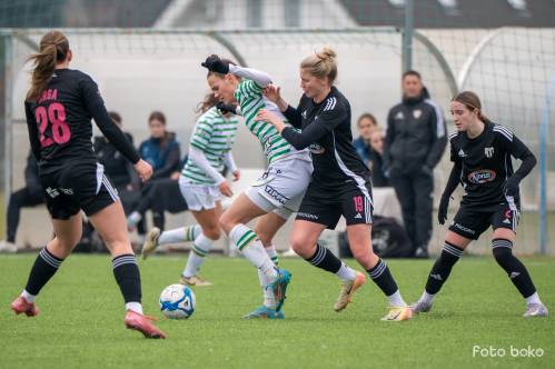 Zala Vindišar se bori z igralko Ferencvarosa. Akcijo opazujeta Neža Hrga in Lana Kavaš.