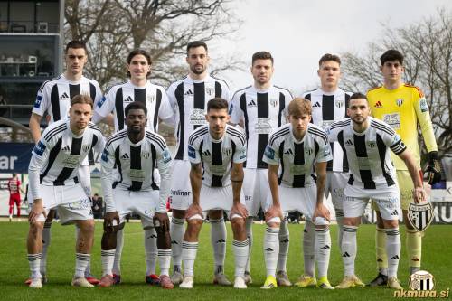 Začetna enajsterica Mure proti Alumiju. Stojijo od leve: Proleta, Turudija, Jelić Balta, Flis, Kurtović, Dermastija. Čepijo: Antolin, Sana, Korošec, Petrovič in  Kouter.