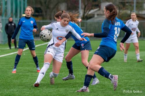 Živa Rakovec v primežu igralk Ljubljane.