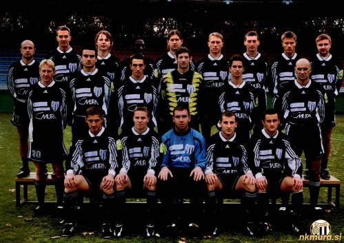 Nogometaši Mure jeseni 2001. Zgornja vrsta od leve: Sebastjan Vogrinčič, Mitja Erniša, Dare Vršič, David Adjei, Boštjan Grizold, Goran Ristič, Aleš Gabor, Simon Dvoršak, Marko Fajdiga. Srednja vrsta: Sebastjan Žilavec, Vladimir Kožul, Aleš Bagola, Boštjan Kamnik, Mihael Ivanič, Marijan Bakula. Spodnja vrsta: Vladimir Kokol, Denis Žilavec, Nedžad Botonjič, Goran Reljić, Amer Jukan.