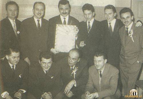 Poroka prijatelja F. Györfija pri Bobnjarju v Veržeju marca 1962. V spomin na poroko in za objavo v Pénu so se postavili Aki Norčič, Lali Flisar, mladoporočenec Feri, Jože Kološa, Jože Norčič, Ivo. Čepijo Štefan Celec, Slavek Horvat, Feri Antalič in Slavko Majer.