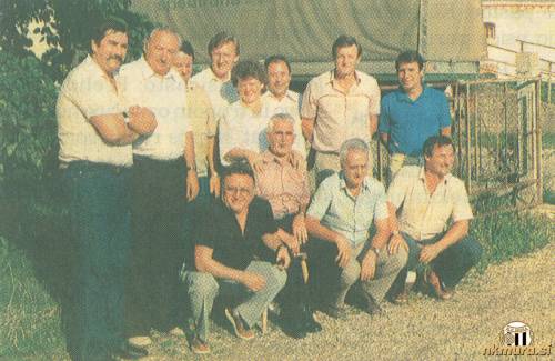 Igralci lejpega špila s prijazno gostilničarko v Brezovcih.