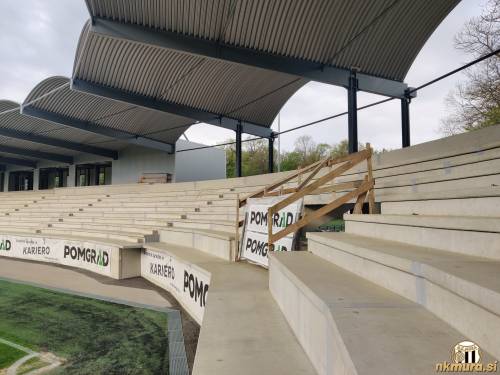 Severozahodna tribuna.