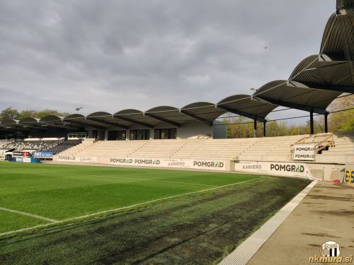 Pogled na severozahodno tribuno.