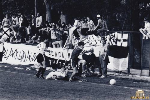 Mura : Nafta na Fazaneriji. Na tleh je Robert Berendijaš. Pri transparentu Black Gringosov tekmo stoje spremlja Petar Brezić, oče Danijela Brezića.