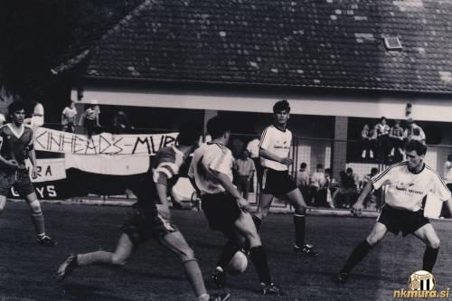 Mura : Nafta na Fazaneriji. Pri žogi je Mirsad Granov. Akcijo v ozadju spremlja Robert Berendijaš.