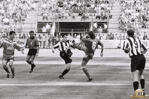 Evropska tekma Mure in Aaraua leta 1994. Danijel Brezić v dvoboju z Marcelom Heldmannom. Akcijo opazuje Robert Belec.