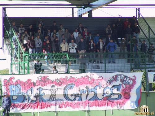 Black Gringos v svojem boksu na severni tribuni.