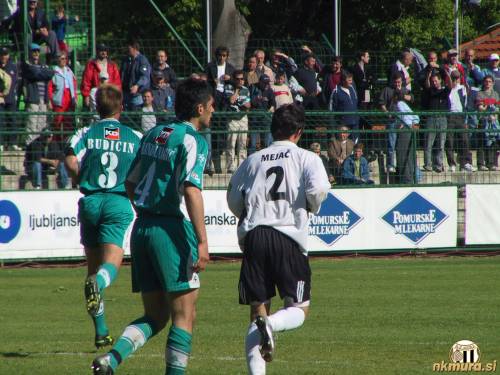 Fausto Budičin, Enes Handanagič in Aleš Mejač. V ozadju je vzhodna tribuna.