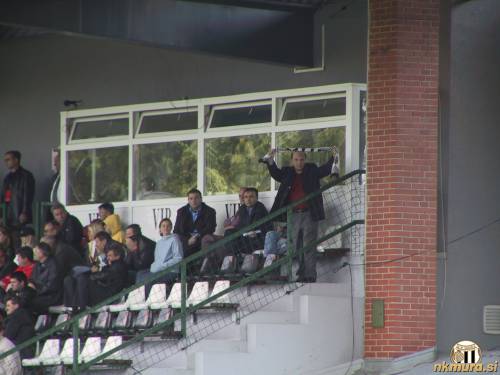 Predsednik Georg Suban na VIP tribuni z Murinim šalom.