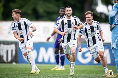 Veselje igralcev Mure po zadetku Nina Koutra. Od leve: Kenan Kurtović, Nino Kouter in Jan Kovačič.