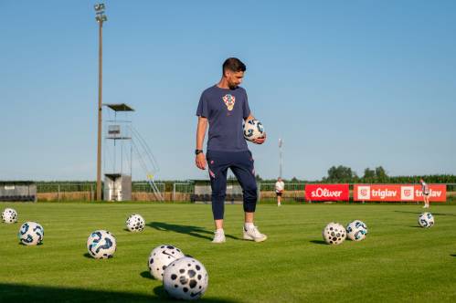Ivan Dizdar je prvi trening nogometašic Mure None vodil v opremi Hrvaške nogometne zveze.