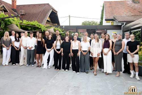 Od leve: Vindišar,  Ciril Horvat (član UO), Jakšič, __ , Cvetkovič, Horvat,  Gjergjek,  Kovačič,  Simon Jakšič (vodja ženske sekcije),  Trunk , Damjan Anželj (župan MOMS), Šernek, Kavaš, Dizdar (trener), Paneska, Fekonja (predstavnik gostilne Nona), Vilčnik, Kegelj (poslovni direktor), L. Kos, Mori, Tanja Malesija, Rakovec, Hrga, Dasovič-Ravnik, Darrko Kavaš (tehnični vodja), Bizjak.