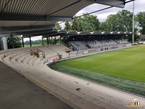 Severozahodna in severna tribuna.