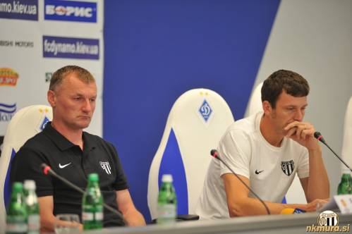 Trener Franc Cifer in kapetan Fabijan Cipot na novinarski konferenci na stadionu Valeriy Lobanovsky v Kijevu.