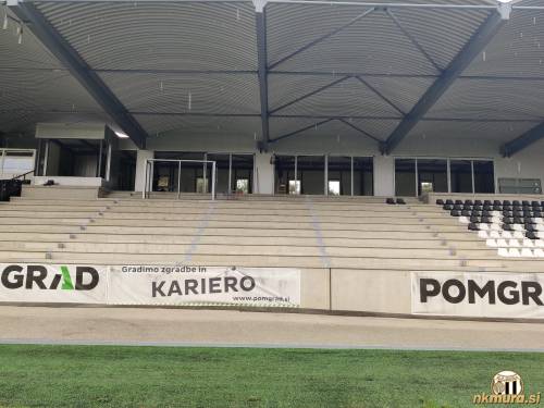 Montaža oken na novi tribuni.