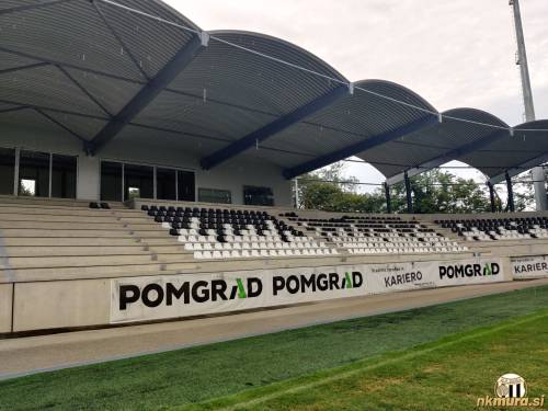Okna in sedeži na novi tribuni.