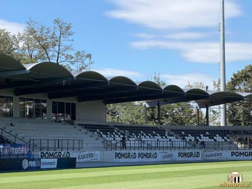 Montaža ograje na severozahodni tribuni.