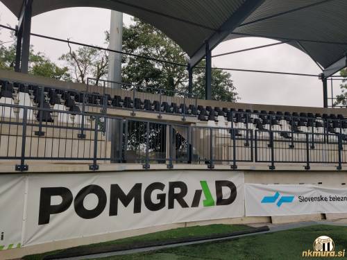 Severozahodna tribuna.