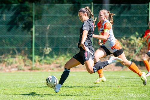 Adrijana Mori in kapetanka Cerkelj Zala Šenk.