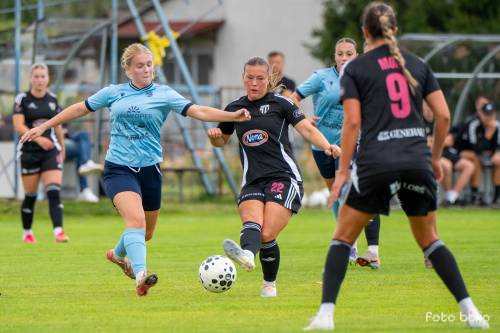 Dominique Bruinenberg. Akcijo spremlja Adrijana Mori (številka 9).