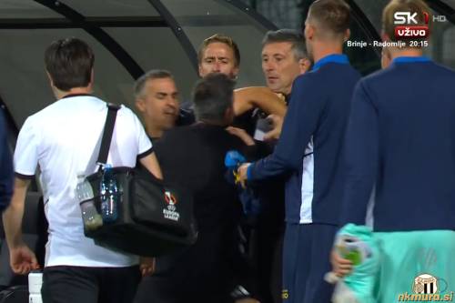 V obračun se je vmešal trener Mure Mitja Mörec in preprečil eskalacijo prepira.