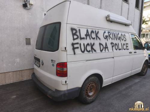 "VAR kombi" s katerim policija snema prireditve in nogometne tekme.
