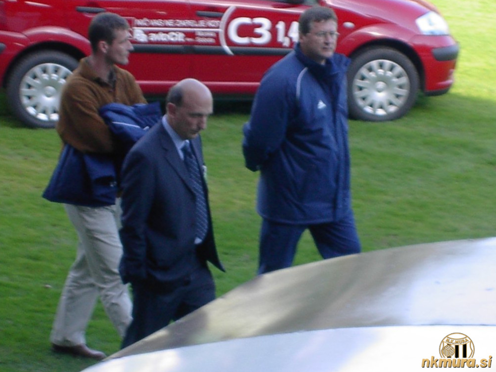 Predstavniki Kopra na tekmi Mura : Koper, 20. oktobra 2002. Od leve: Alfred Jermaniš, Georg Suban (predsednik Kopra) in Nenad Gračan (trener Kopra).