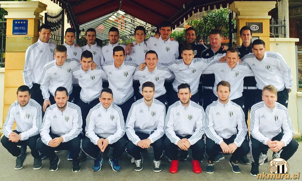 Nogometaši Mure pred hotelom v Zadru. Zgoraj: Saša Lalovič, Kevin Poredoš, Mihael Karas, Patrik Raduha, Leon Šeruga, Aleš Luk, Mitja Morec (športni direktor), Franc Cifer (trener), Dejan Novak (kondicijski trener). Sredina: Tadej Cipot, Tilen Nemec, Nikola Tompa, Darko Atanasov, Kevin Toth, Denis Potrč, Saša Celec. Spodaj: Niko Kisilak, Luka Ivanič, Danilo Šiško, Klemen Pucko, Alen Kozar, Niki Slana, Rok Kotnik.