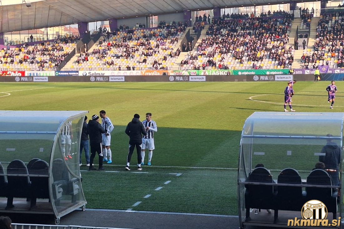 Trenutek oddiha v 20. minuti tekme med Mariborom in Muro, ko je zaradi poškodbe izgro zapustil Edin Julardžija.