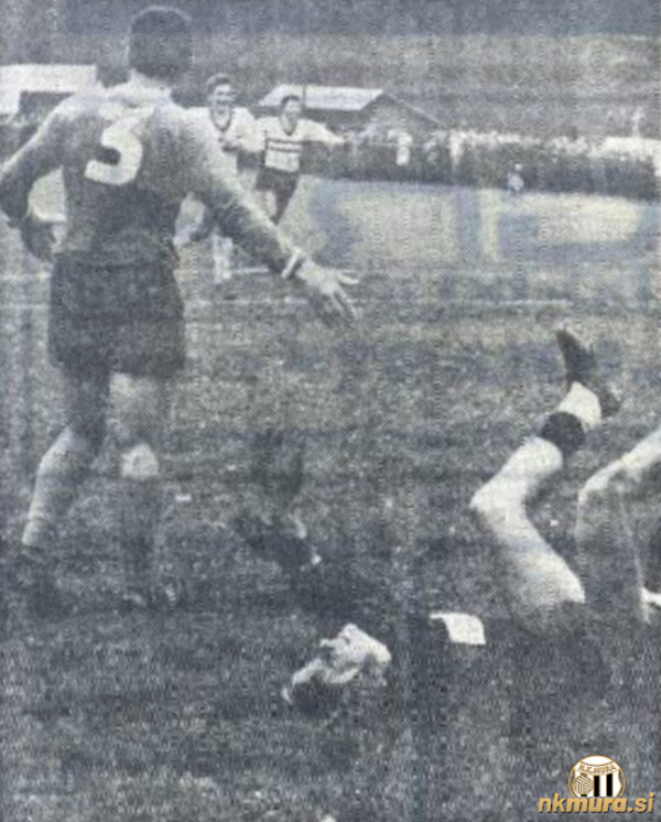Zlatko Tkalčec (številka 3) in vratar Varteksa Jagečić.
