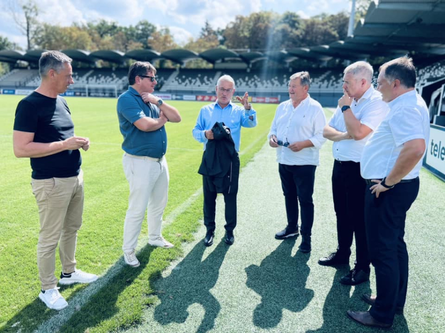 Ministrska ekipa na Fazaneriji. Od leve: Aleš Kegelj (poslovni direktor Mure), Robert Kuzmič (predsednik Mure), Matjaž Han (minister za gospodarstvo, turizem in šport), Aleksander Jevšek (minister za kohezijo in regionalni razvoj), Dejan Židan (državni sekretar), Damjan Anželj (župan MOMS). Ministrska ekipa na Fazaneriji. Od leve: Aleš Kegelj (poslovni direktor Mure), Robert Kuzmič (predsednik Mure), Matjaž Han (minister za gospodarstvo, turizem in šport), Aleksander Jevšek (minister za kohezijo in regionalni razvoj), Dejan Židan (državni sekretar), Damjan Anželj (župan MOMS).